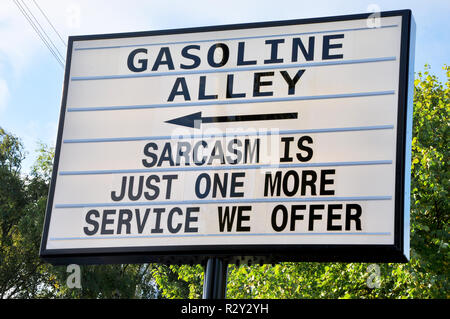 Das humorvolle Zeichen der Benzingasse beim Goodwood Revival. Sarkasmus ist nur ein weiterer Service, den wir anbieten. Sarkastisch Stockfoto