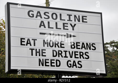 Das humorvolle Zeichen der Benzingasse beim Goodwood Revival. Essen Sie mehr Bohnen, die Fahrer brauchen Benzin. Flatulenz. Wind Stockfoto