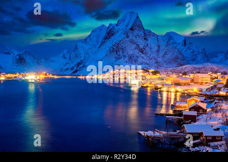 Reine Dorf in der Nacht. Lofoten, Norwegen Stockfoto