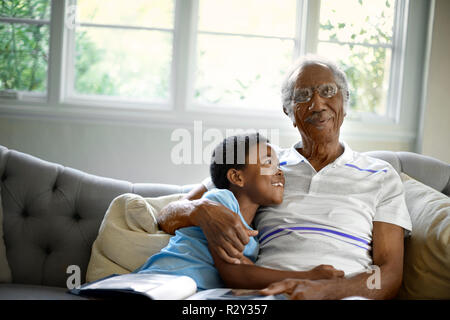 Großvater und Enkel umarmt Stockfoto