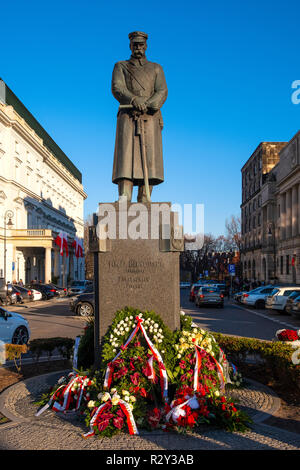 Warszawa, Masowien/Polen - 2018/11/18: Marschall Jozef Pilsudski Monument an der Pilsudski-Platz im Zentrum von Warschau. Stockfoto