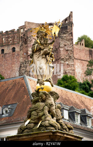 Deutsche und Ausländer reisende Menschen zu Fuß und Madonna Statue Besuch beim Mais Marktplatz oder Madonna vom kornmarkt am 25. August 2017 in Heidel Stockfoto