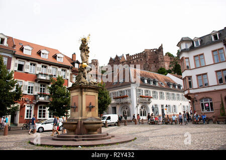 Deutsche und Ausländer reisende Menschen zu Fuß und Madonna Statue Besuch beim Mais Marktplatz oder Madonna vom kornmarkt am 25. August 2017 in Heidel Stockfoto