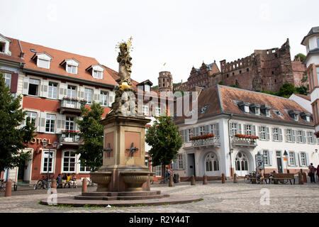 Deutsche und Ausländer reisende Menschen zu Fuß und Madonna Statue Besuch beim Mais Marktplatz oder Madonna vom kornmarkt am 25. August 2017 in Heidel Stockfoto