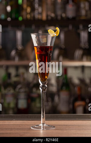 Eine starke alkoholische Cocktail in einem Glas alten Mode ist an der Bar im Restaurant. Brandy Stockfoto