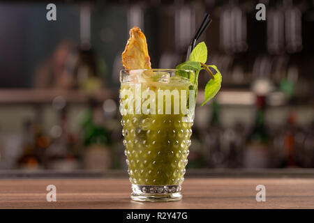 Erfrischende gesunde vegetarische Smoothie von Grüns auf dem Tisch an der Bar Stockfoto