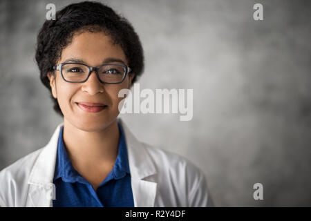 Porträt eines Wissenschaftlers trägt einen Laborkittel. Stockfoto