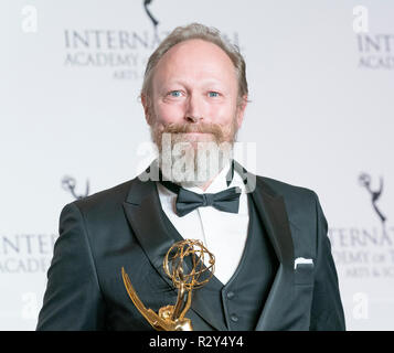 Lars Mikkelsen Gewinner für die beste Leistung durch einen Schauspieler stellt während der 46. Internationalen Emmy Awards im Hilton Hotel (Foto von Lew Radin/Pacific Press) Stockfoto