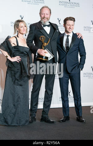 Lars Mikkelsen Gewinner für die beste Leistung durch einen Schauspieler pose mit Mary Stuart Masterson & Ben McKenzie während des 46. Internationalen Emmy Awards im Hilton Hotel (Foto von Lew Radin/Pacific Press) Stockfoto