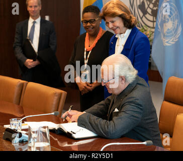 New York, Vereinigte Staaten. 19 Nov, 2018. Generalsekretär der Vereinten Nationen, Antonio Guterres erfüllt Seine Majestät König Carl XVI Gustaf und Ihrer Majestät Königin Silvia von Schweden im UN-Hauptquartier Credit: Lev Radin/Pacific Press/Alamy leben Nachrichten Stockfoto