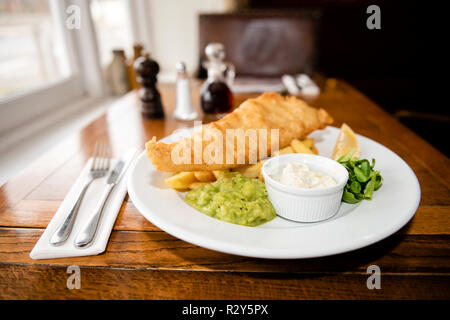 Pub essen, UK. Fish & Chips zum Mittagessen in einem Gasthaus. Stockfoto