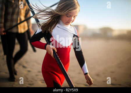 Vater und Tochter Durchführung paddleboard Rudern. Stockfoto