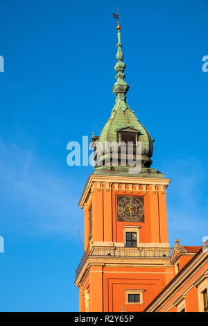 Warszawa, Masowien/Polen - 2018/11/18: Turm des königlichen Schlosses Gebäude auf dem Schlossplatz in der historischen Altstadt von Warschauer Altstadt Stockfoto