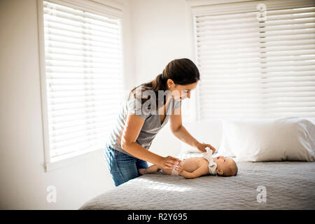 Mutter verbringt Zeit mit Ihrem Baby. Stockfoto