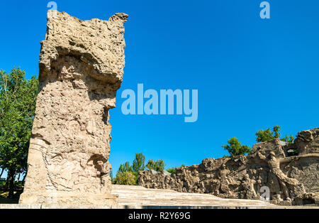 Verfallenen Mauern mit hohem Relief auf Mamayev Hügel in Wolgograd, Russland Stockfoto