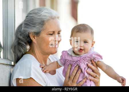 Großmutter verbringen Zeit mit Ihrem kleinen Enkelin. Stockfoto