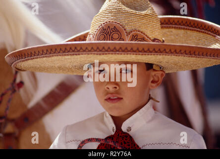 Porträt eines Jungen tragen ein traditionelles Sombrero. Stockfoto