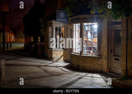 Cheltenham House Antiquitätengeschäft in der Nacht. Broadway, Cotswolds, Worcestershire, England Stockfoto