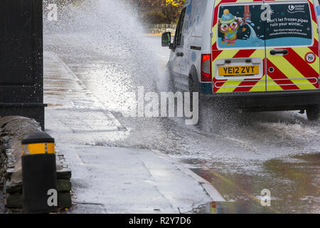 Autofahrer zu schnell gefahren durch grosse Pfützen einweichen Fußgänger und Unterkunft in Ambleside, Cumbria, Großbritannien. Stockfoto