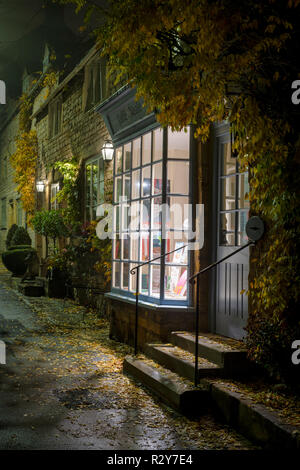 Jaffe und neale Buchhandlung Fenster nachts im Herbst. Verstauen auf der Wold, Cotswolds, Gloucestershire, England Stockfoto