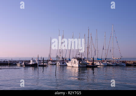 Yachten vor Anker im Royal Yacht Squadron Marina, die Parade, Cowes, Isle of Wight, Großbritannien Stockfoto