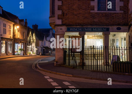 Winchcombe Museum und Straße bei Nacht. Winchcombe, Cotswolds, Gloucestershire, England Stockfoto
