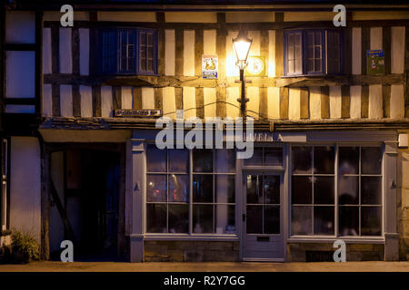 Luella Shop vorne und Holz gestaltete Gebäude in der Nacht in Winchcombe, Cotswolds, Gloucestershire, England Stockfoto