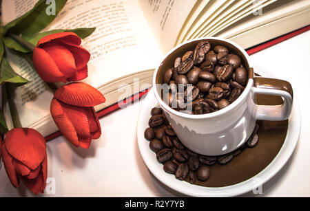 eine Tasse Kaffee Bohnen Stockfoto