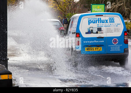 Autofahrer zu schnell gefahren durch grosse Pfützen einweichen Fußgänger und Unterkunft in Ambleside, Cumbria, Großbritannien. Stockfoto