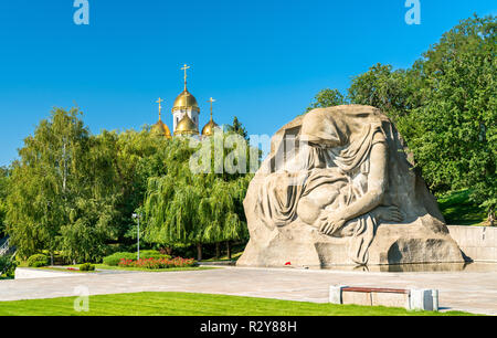 Die trauernde Mutter Skulptur und einer Kirche auf der Mamayev Kurgan in Wolgograd, Russland Stockfoto