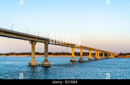 Tanzen Brücke über die Wolga in Wolgograd, Russland Stockfoto