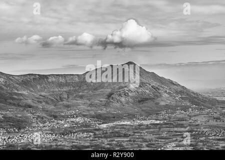 Alpes berge Luftaufnahme von sacra San Michele Abtei piamonte Bezirk, Italien Stockfoto