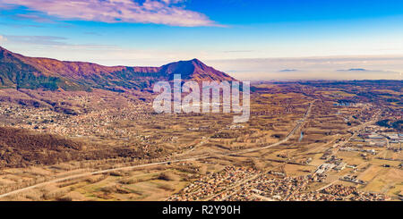 Alpes berge Luftaufnahme von sacra San Michele Abtei piamonte Bezirk, Italien Stockfoto