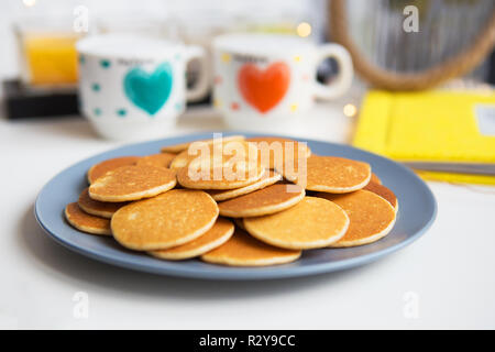 Lecker punkcakes Close-up vor dem Hintergrund von zwei Tassen Cappuccino. Stockfoto