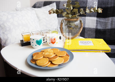 Lecker punkcakes Close-up vor dem Hintergrund von zwei Tassen Cappuccino. Stockfoto