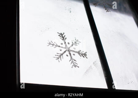 Wunderschön bemalte Schneeflocke auf dem Fenster. Stockfoto