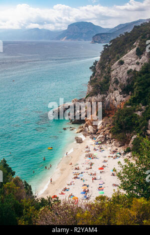 Blick von oben auf die schönen Sandstrand Cala Fuili mit klaren Meerwasser in Sardinien, Italien Stockfoto