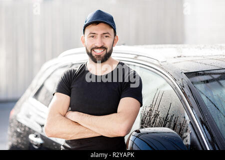 Porträt eines professionellen Scheibe in schwarzen T-Shirt und Hut stehen in der Nähe des Auto im Freien Stockfoto