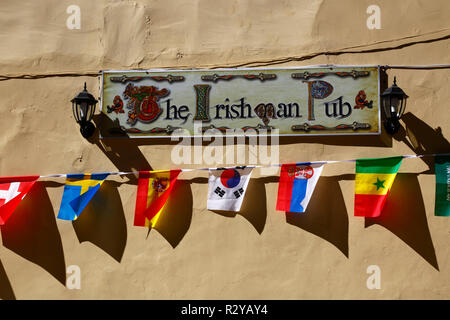 Der Ire Irish Pub unterzeichnen und internationale Flaggen der teilnehmenden Teams der WM 2018, La Paz, Bolivien Stockfoto