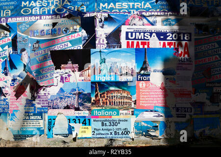 Mehrere Plakatschichten werben für Sprachkurse in der Nähe der MSA University, La Paz, Bolivien Stockfoto