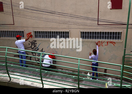 Menschen Malerei über Graffiti an der Wand, Tarija, Bolivien Stockfoto