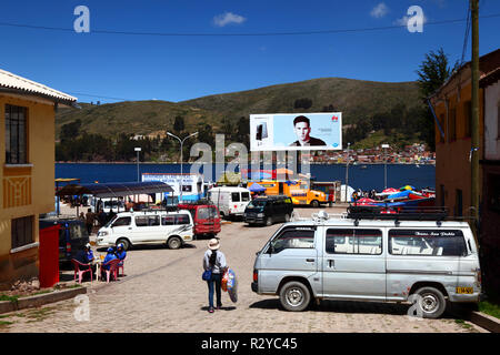 Lionel Messi auf der Plakatwand, die das Smartphone Huawei Mate 8 neben der Straße von Tiquina (Teil des Titicacacasees), Bolivien, anwirbt Stockfoto