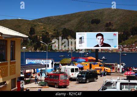 Lionel Messi auf der Plakatwand, die das Smartphone Huawei Mate 8 neben der Straße von Tiquina (Teil des Titicacacasees), Bolivien, anwirbt Stockfoto