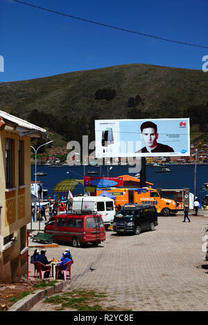 Lionel Messi auf der Plakatwand, die das Smartphone Huawei Mate 8 neben der Straße von Tiquina (Teil des Titicacacasees), Bolivien, anwirbt Stockfoto