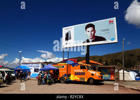 Lionel Messi auf der Plakatwand, die das Smartphone des Huawei Mate 8 und das mobile Bankagenturfahrzeug von Sariri für die Bank der Banco Union, Tiquina, Bolivien, anwirbt Stockfoto