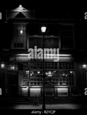 Einem typisch britischen Pub leuchtet die Lampe Stockfoto