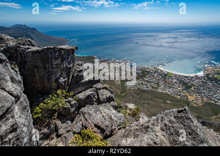 Blick vom Tafelberg in Kapstadt mit einem dramatischen blauer Himmel mit Wolken in Südafrika Stockfoto