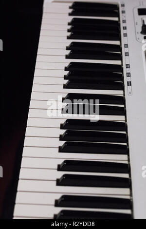 Vintage Piano und Synthesizer Sound Instrument in Live Konzert verwendet Stockfoto