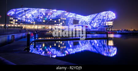 ABU DHABI, VEREINIGTE ARABISCHE EMIRATE - Februar 01, 2016: Das Yas Hotel - die iconic Symbol von Abu Dhabi Grand Prix in Abu Dhabi, VAE. Stockfoto