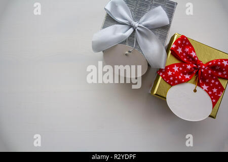 Geschenk-Boxen auf weißer Holztisch Stockfoto